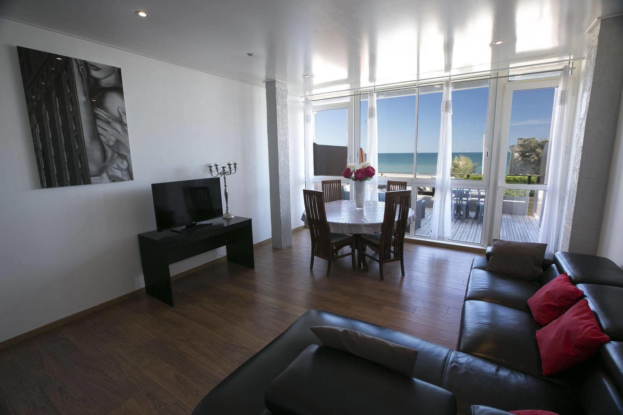 Le Grand Large Bord De Mer Hotel & Appartements パラヴァ・レ・フロ エクステリア 写真